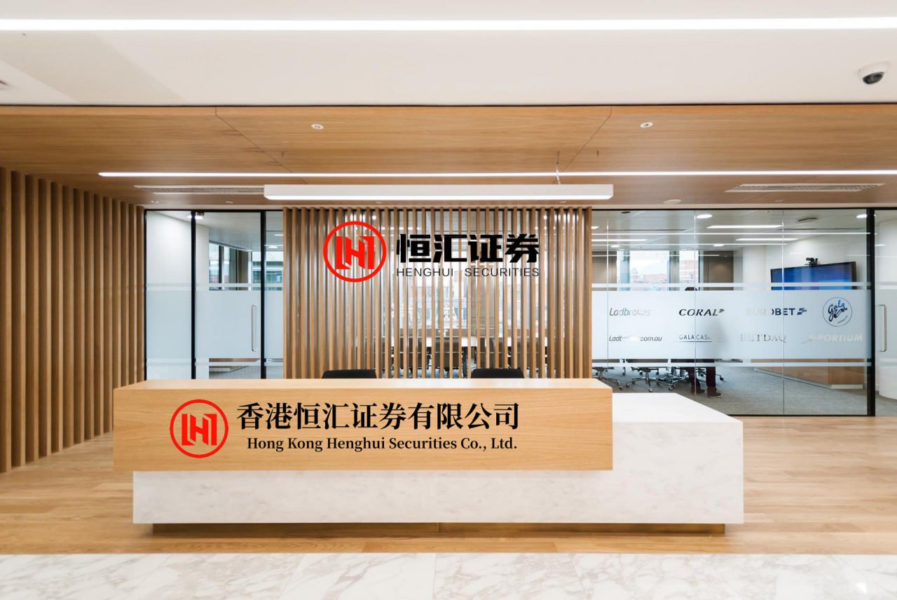 股牛配 下沉式储物格+母婴分区，极狐T1以实用细节瞄准家庭用户
